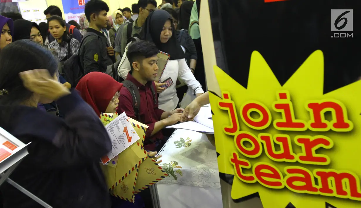Sejumlah orang memasukkan lamaran ke perusahaan yang dituju dalam bursa kerja di Jakarta, Rabu (24/1). (Liputan6.com/Angga Yuniar)