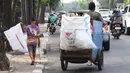 Seorang anak berjalan mencari sampah plastik di Jakarta, Rabu (12/9). Kawasan-kawasan industri di seluruh Indonesia menjadi target prioritas program bebas pekerja anak. (Liputan6.com/Immanuel Antonius)