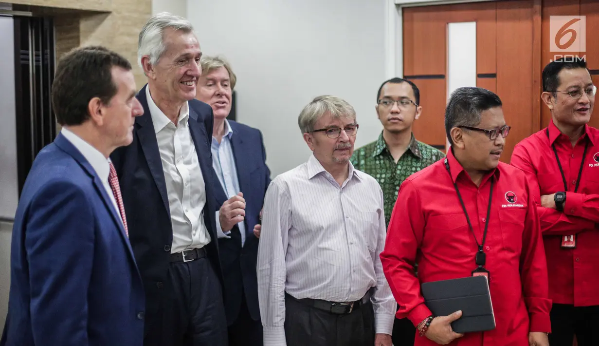 Sekjen DPP PDIP Hasto Kristiyanto (dua kanan) saat menerima kunjungan delegasi Partai Konservatif Inggris Simon Burns dan Nick De Bois di Kantor DPP PDIP, Menteng, Jakarta, Selasa (19/2). Pertemuan membahas isu-isu aktual. (Liputan6.com/Faizal Fanani)