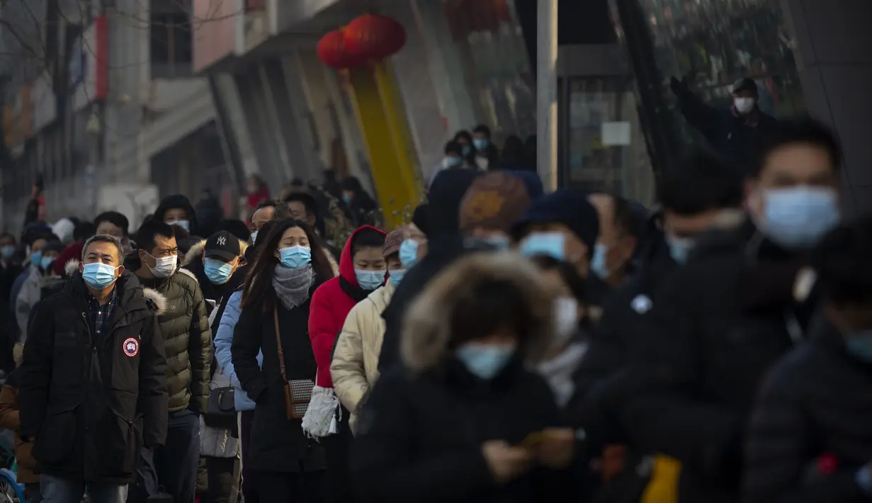 Orang-orang yang memakai masker pelindung berbaris untuk pengujian massal COVID-19 di Beijing, China, Jumat (22/1/2021). Beijing memerintahkan pengujian COVID-19 untuk sekitar dua juta orang menyusul kasus baru. (AP Photo/Mark Schiefelbein)