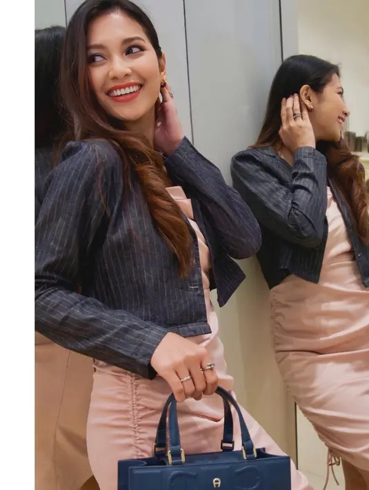 Tak jarang Indah memperlihatkan sisi feminim dan elegannya dengan dress yang dikenakannya. Seperti potret ini, ia memadukan silk dress warna pink-nya dengan crop blazer. [@indahpermatas]