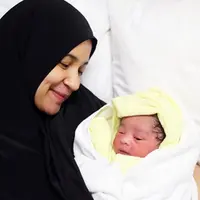 Lengkap sudah kebahagiaan dirasakan pasangan Shireen Sungkar dan Teuku Wisnu. Pemeran sinetron 'Cinta Fitri' itu melahirkan anak keduanya secara normal berjenis kelamin perempuan. Pasangan ini sebelumnya dikaruniai seorang anak laki. (dok. Instagram)