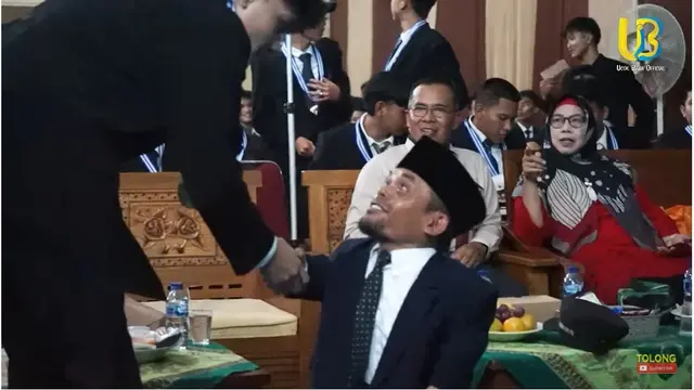 7 Potret Ucok Baba Datang ke Acara Wisuda Sekolah Putranya, Bikin Heboh