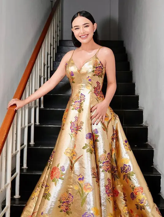 Hair Stylist Opick Mano membiarkan rambut hitam panjang Amanda terurai tanpa poni. [@opick_hairstylist]