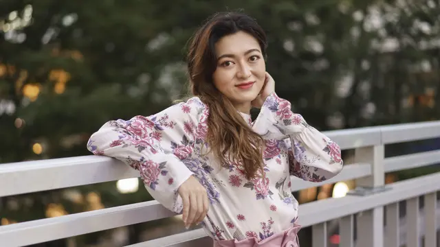 bahagia cantik santai mandiri dewasa