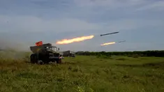 Rudal anti-pesawat buatan Rusia BM - 21 Grad selama latihan militer di selatan kota Ho Chi Minh, Vietnam, (7/11). Mewaspadai konflik dengan China, Pemerintah Vietnam mulai mempersiapkan diri dengan mengembangkan kekuatan militer mereka. (REUTERS)