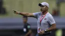 Pelatih Timnas Indonesia U-19, Fakhri Husaini, memberikan instruksi saat melawan Iran U-19 pada laga uji coba di Stadion Patriot Chandrabhaga, Bekasi, Sabtu (7/9). Indonesia kalah 2-4 atas Iran. (Bola.com/Yoppy Renato)