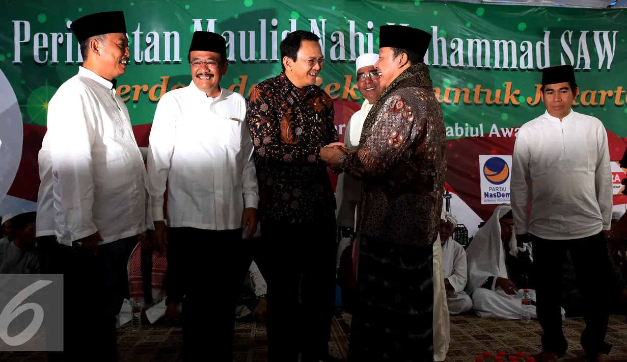 Ahok bersalaman dengan salah satu tokoh usai mengikuti Maulid Nabi Muhammad SAW 1438 H di kediaman Ketua umum PPP Djan Faridz, di Jakarta, Senin (12/12). Ahok menyampaikan permohonan maaf kepada umat Islam. (Liputan6.com/Johan Tallo)