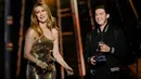 Penyanyi Celine Dion ditemani Rene-Charles Angelil saat menerima penghargaan Icon Award pada ajang Billboard Music Awards 2016 di Las Vegas, Minggu (22/5). Anak sulung Celine Dion itu tampak tampan mengenakan busana kasual serba hitam. (AFP PHOTO)