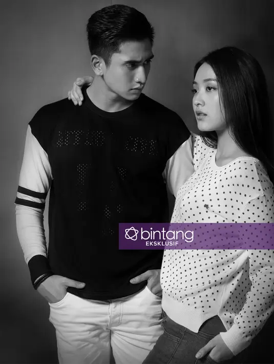Tatapan mata Natasha begitu manja pada Verrell. Sebaliknya, Verrell kerap memandang Natasha dengan binar kebahagiaan, seakan mengagumi kecantikan gadis berambut panjang itu. (Adrian Putra/Bintang.com)