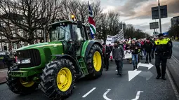 Petani dari Groningen berunjuk rasa dengan membawa traktor memprotes fracking di Den Haag, Belanda (1/1). Pemerintah Belanda sedang melakukan persidangan melawan fracking di Groningen pada bulan Februari. (AFP Photo/ANP/Siese Veenstra/Netherlands Out)