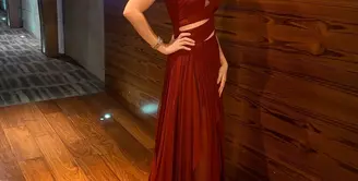 Kimberly Ryder itu mencuri perhatian dengan penampilannya yang begitu menawan dan bersinar dalam balutan one shoulder cut out dress warna merah merona rancangan desainer ternama, Jerry Tan. [@kimbrlyryder].