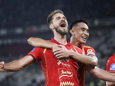 Selebrasi gol debut Paulo Ricardo bersama Persija Jakarta saat melawan Persis Solo pada laga pekan ke-30 BRI Super League musim ini di Stadion Utama Gelora Bung Karno (SUGBK), Jakarta, Senin (27/04/2026) malam WIB. (Bola.com/Abdul Aziz)