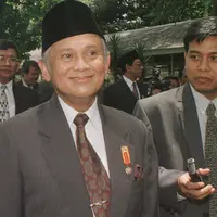 BJ Habibie yang menjabat sebagai Menteri Negara Riset dan Teknologi (Menristek) menghindari pertanyaan awak media selama upacara perpisahan kabinet di Istana Merdeka, Jakarta, 1 Maret 1998. (AP Photo/Muchtar Zakaria)