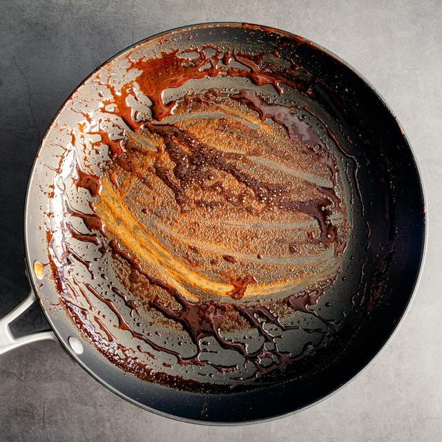 1. Menyimpan Alat Masak dalam Keadaan Kotor atau Berminyak