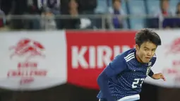 Gelandang Jepang Takefusa Kubo menendang bola saat bertanding melawan El Savador pada pertandingan persahabatan di Stadion Hitomebore Miyagi di Rifu (9/6/2019). Kubo kabarnya direkrut dengan biaya senilai 2 juta euro dan diberi kontrak berdurasi enam tahun. (AFP Photo/Jiji Press)