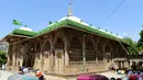 <p>Umat Muslim melaksanakan Sholat Jumat pertama di Bulan Puasa Ramadhan di Masjid Shah-E-Alam kuno di kampus kuil Shah-E-Alam Roza di Ahmedabad pada 24 Maret 2023. (AFP/SAM PANTHAKY)</p>
