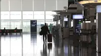 Lobi keberangkatan Bandara Internasional Haneda sepi akibat pandemi virus corona di Tokyo, Senin (28/12/2020). Saat ini Jepang sudah mencatat delapan kasus terkait varian baru covid-19 yang pertama kali terdeteksi di Inggris.  (AP Photo/Koji Sasahara)