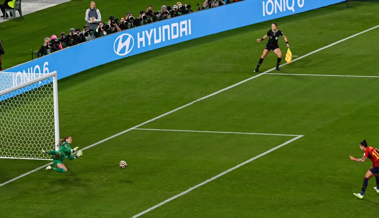 Kiper Timnas Inggris, Mary Earps (kiri), berhasil menepis bola tendangan penalti dari pemain Timnas Spanyol dalam pertandingan final Piala Dunia Wanita 2023 yang berlangsung di Stadium Australia, Sydney, Minggu (20/8/2023). (AFP/Saeed Khan)