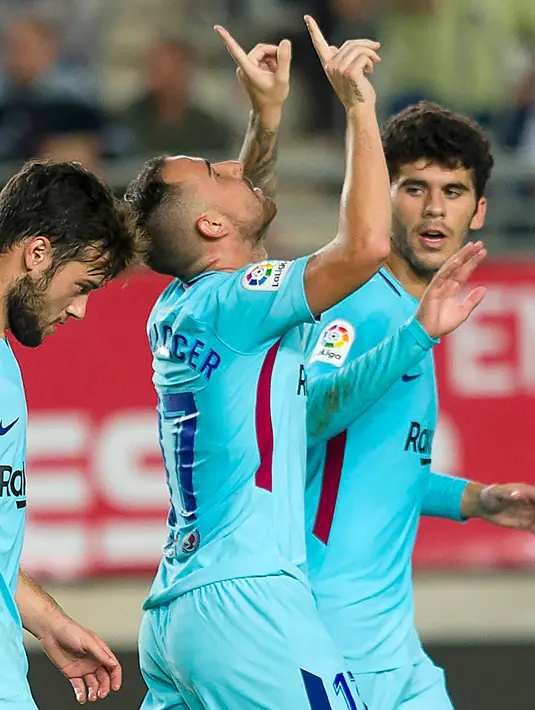Pemain Barcelona, Paco Alcacer merayakan gol ke gawang Real Murcia pada leg pertama 32 besar Piala Raja di stadion Nuevo Condomina, Rabu (25/10). Tanpa Lionel Messi dan Luis Suarez, Barcelona menggasak tuan rumah, 3-0. (AP/Ferran Viros)