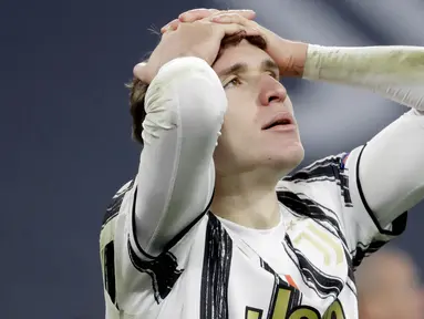 Pemain Juventus, Federico Chiesa, tampak kecewa usai disingkirkan Porto pada laga Liga Champions di Stadion  Allianz, Rabu (10/3/2021). Juventus tersingkir karena skor agregat 4-4. (AP/Luca Bruno)