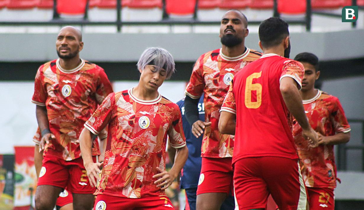 <p>Gelandang PSS Sleman, Kei Sano (dua kiri), saat sesi latihan resmi di Stadion kapten I Wayan Dipta jelang laga menghadapi Bali United dalam pekan pertama BRI Liga 1 2023/2024. (Bola.com/Alit Binawan)</p>