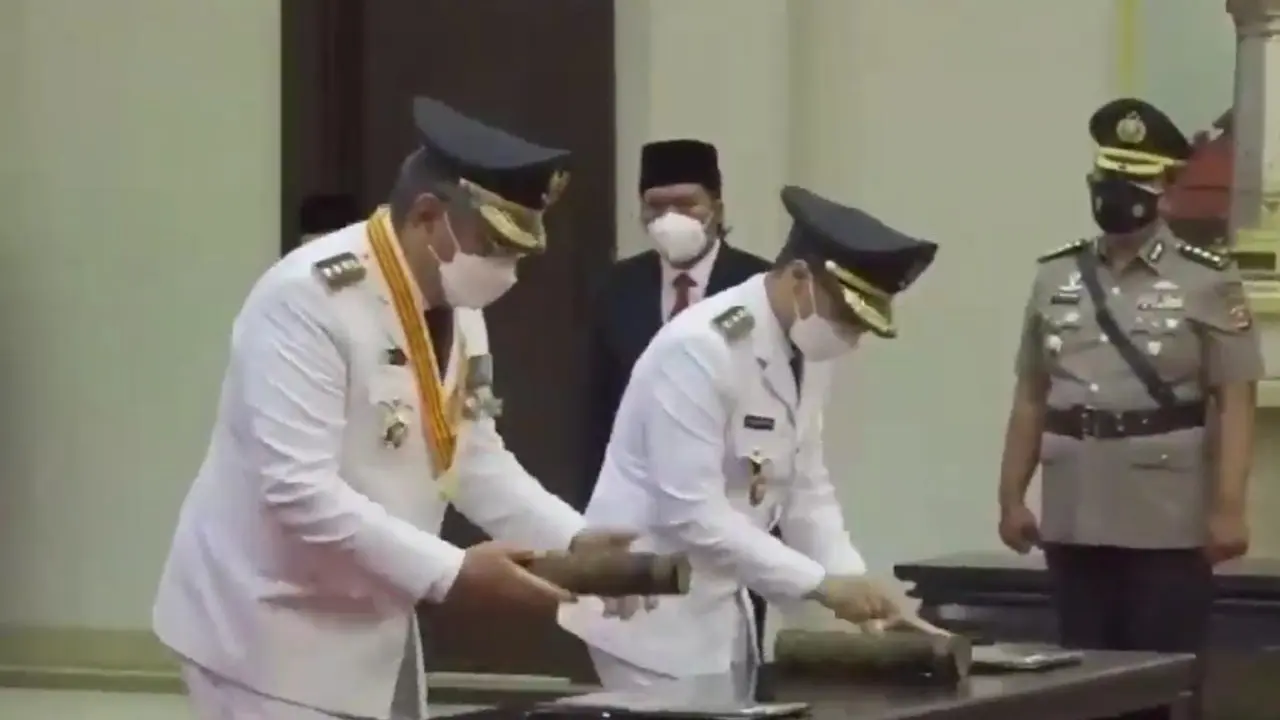 Benyamin Davnie dan Ichsan Saga dilantik menjadi Wali Kota dan Wakil Wali Kota Tangerang Selatan, Senin (26/4/2021)