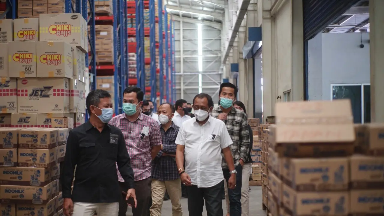 Armuji saat sidak gudang perusahaan minyak goreng di kawasan SIER. (Dian Kurniawan/Liputan6.com)