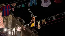 Kompetisi menantang adrenalin ini berlangsung di antara bangunan kota bersejarah Italia, Sabtu (8/10). Red Bull Airlines adalah kompetisi slackline yang digelar di ketinggian 7 meter di atas tanah.(REUTERS)