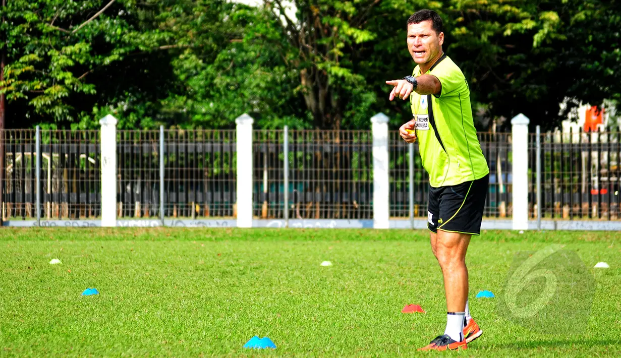Pelatih Persipura, Oswaldo Lessa memberikan arahan saat sesi latihan fisik jelang Piala AFC 2015 di Lapangan C Senayan, Jakarta, Rabu (6/5/2015). (Liputan6.com/Yoppy Renato)