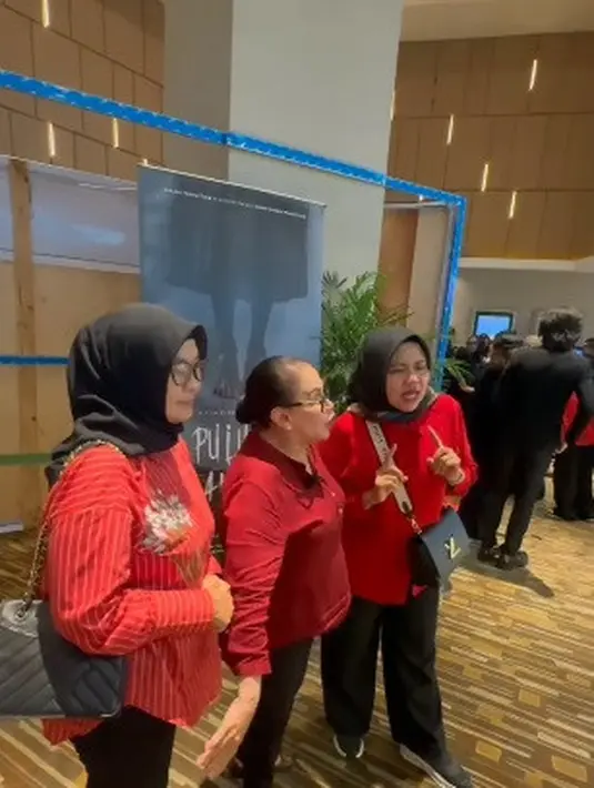 “Usia boleh tua, tapi badan harus tetap fit,” kata Mpok Atiek dalam salah satu unggahannya. Semangatnya ini membuat banyak penggemar terinspirasi untuk menjaga kesehatan, terlepas dari usia atau tantangan yang dihadapi. (Liputan6.com/IG/@mpok.atiek)