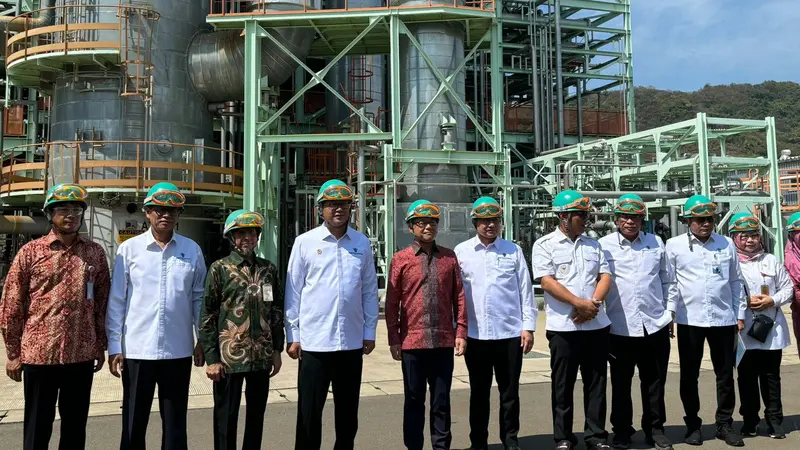 Menteri Investasi dan Kepala BKPM Rosan Perkasa Roeslani mengunjungi pabrik PT Nippon Shokubai Indonesia, di Kota Cilegon, Banten. (Tira/Liputan6.com)