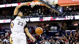 Pemain New Orleans Pelicans, Anthony Davis (23) melakukan dunks  saat melawan Cleveland Cavaliers pada lanjutan NBA di Smoothie King Center, New Orleans, Sabtu (5/12/2015) WIB. (Reuters/Derick E. Hingle)