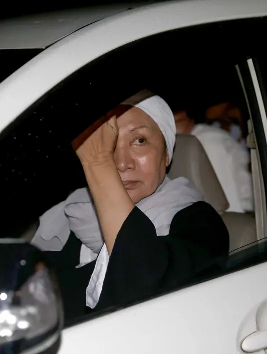 Saat proses persalinan Atiqh,sang ibu terus mendampingi selain suaminya. Bahkan menurut Ratna, kehadirannya menjadikan semangat bagi Atiqah berjuang proses melahirkan secara normal. (Nurwahyunan/Bintang.com)