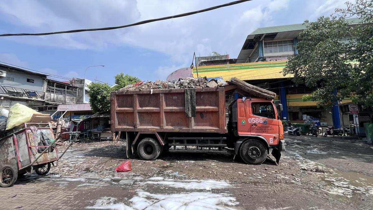 Sampah Menguasai Jakarta: Pasar Kopro hingga Flyover Tanjung Duren Terimbas