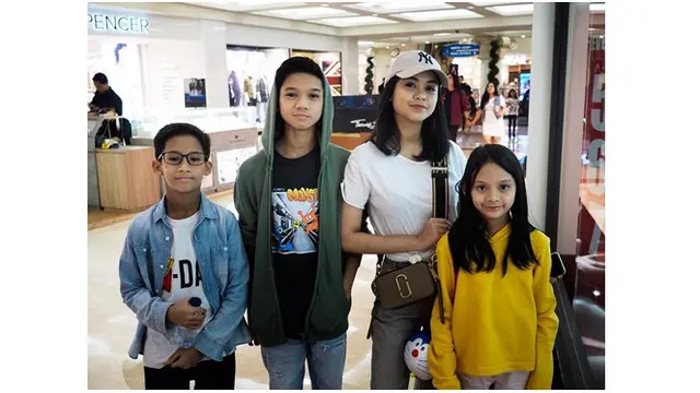 Potret Yasmeen Fadilah bersama dengan ketiga adiknya, kompak banget.