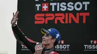 Marc Marquez saat naik podium kedua pada Sprint Race MotoGP Thailand 2026. (Lillian SUWANRUMPHA / AFP)