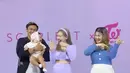 Bertemu dengan artis Korea Nayeon, Felicya Angelista bersama Immanuel Caesar Hito dan putri mereka asyik berjoget. Nayeon mengajari mereka dance POP! (Foto: Instagram/@felicyaangelista_)