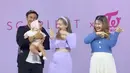 Bertemu dengan artis Korea Nayeon, Felicya Angelista bersama Immanuel Caesar Hito dan putri mereka asyik berjoget. Nayeon mengajari mereka dance POP! (Foto: Instagram/@felicyaangelista_)