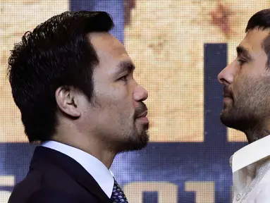 Senator Filipina dan petinju Manny Pacquiao (kiri) bertatapan dengan juara kelas welter WBA asal Argentina Lucas Matthysse selama konferensi pers di Manila, Filipina (18/4). Keduanya dijadwalkan bertarung 15 Juli 2018. (AP Photo/Aaron Favila)