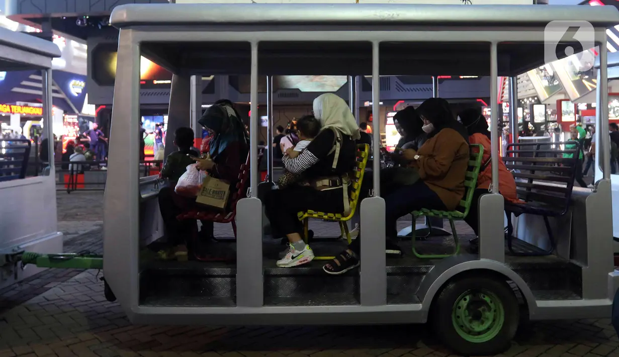 Pengunjung naik kendaraan saat menghadiri Jakarta Fair 2022 (JFK 2022) atau Pekan Raya Jakarta (PRJ) pada hari pertama pembukaan di JIEXpo Kemayoran, Jakarta Pusat, Kamis (9/6/2022). Jakarta Fair 2022 akan berlangsung pada 9 Juni hingga 17 Juli 2022. (Liputan6.com/Herman Zakharia)
