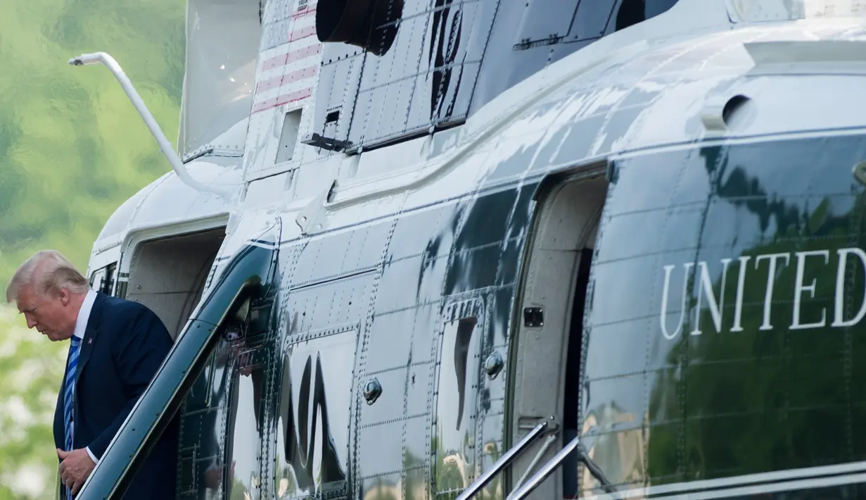 Presiden AS, Donald Trump turun dari helikopter Marine One setibanya di Pusat Medis Militer Nasional Walter Reed, Maryland, Senin (14/5). Melania Trump, istri Donald Trump, menjalani operasi untuk menyembuhkan kondisi ginjalnya. (AP/Carolyn Kaster)