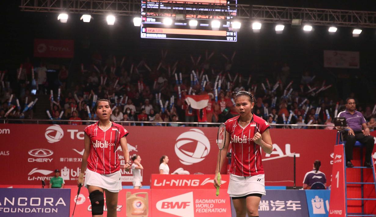 Ekspresi Nitya Krishinda Maheswari (kiri) dan Greysia Polii setelah meraih angka. (Bola.com/Arief Bagus)