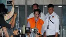 Anggota Komisi V DPR RI dari Fraksi PDIP, Damayanti Wisnu Putranti (DWP) mengenakan baju tahanan usai menjalani pemeriksaan Perdana di gedung KPK, Jakarta, Senin (18/1/2016). (Liputan6.com/Helmi Afandi)