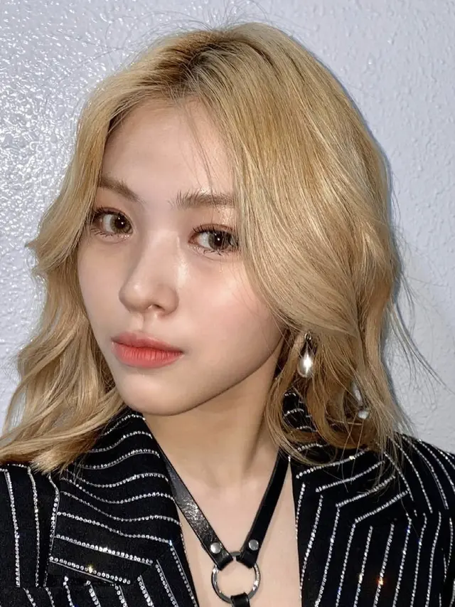 Selebritis Tampak Fresh dengan Rambut Blonde