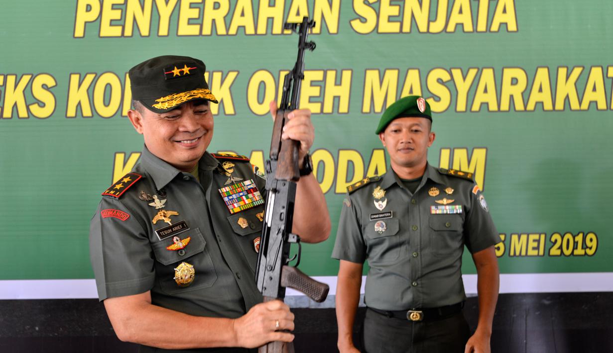 Panglima Kodam Iskandar Muda Mayjen TNI Teguh Arief Indratmoko memeriksa senjata bekas konflik di Banda Aceh, Aceh, Rabu (15/5/2019). Penyerahan senjata ini dilakukan setelah prajurit TNI melakukan pendekatan dan penggalangan kepada warga. (CHAIDEER MAHYUDDIN/AFP)