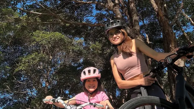 Sebelum ulang tahun Acha Septriasa bermain sepeda bersama putrinya. [@septriasaacha]