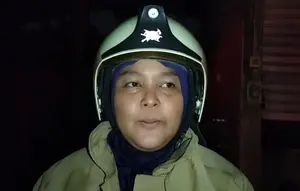 Kasi Penyelamatan DPKP Kota Depok, Tessy Haryati, saat menangani kebakaran rumah potong hewan Pasar Cisalak, Depok. (Liputan6.com/Dicky Agung Prihanto)