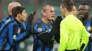 Playmaker Inter Milan, Wesley Sneijder (tengah) mendebat keputusan wasit Gianluca Rocchi (kuning) yang memberinya kartu merah di laga lawan AC Milan di San Siro Stadium, 24 Januari 2010. AFP PHOTO / GIUSEPPE CACACE 