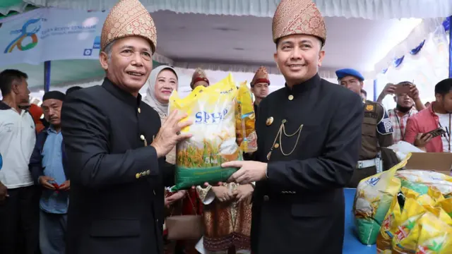 Tekan Inflasi Daerah, Agus Fatoni Tinjau Operasi Pasar dan Salurkan Sembako di Kabupaten OKI